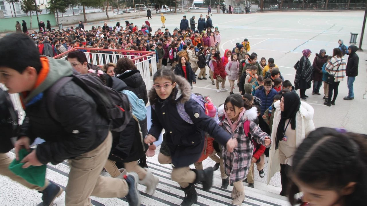 Son dakika... Deprem sonrası Balıkesir'de okullar tatil edildi!