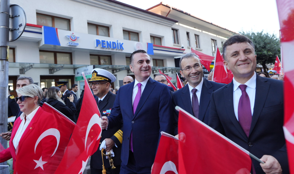 Pendik’te vatandaşların büyük ilgisi, ve 102 Metrelik Türk Bayrağı ile coşkulu Cumhuriyet Kutlaması