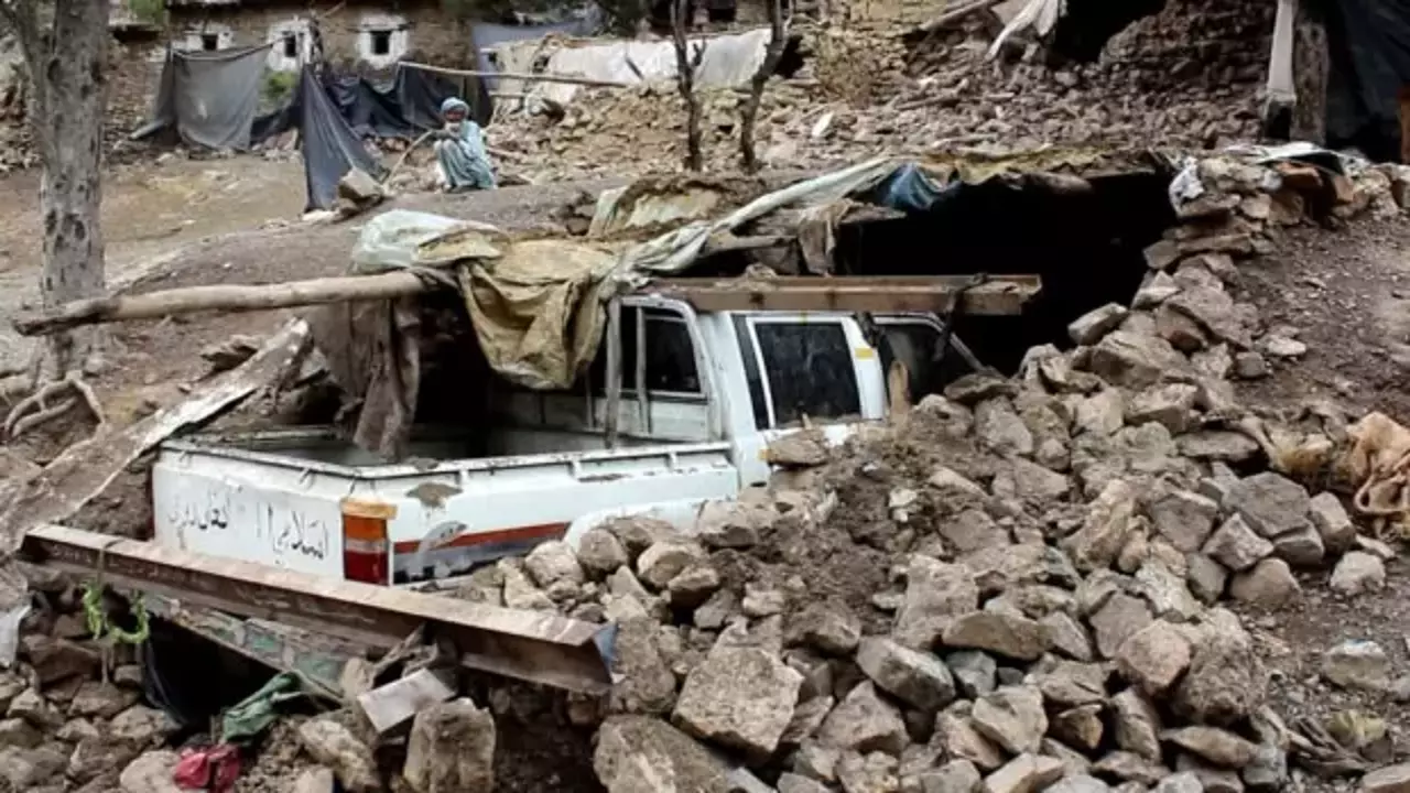Dünya sallanıyor! Afganistan'da şiddetli deprem meydana geldi: Ölüler var!