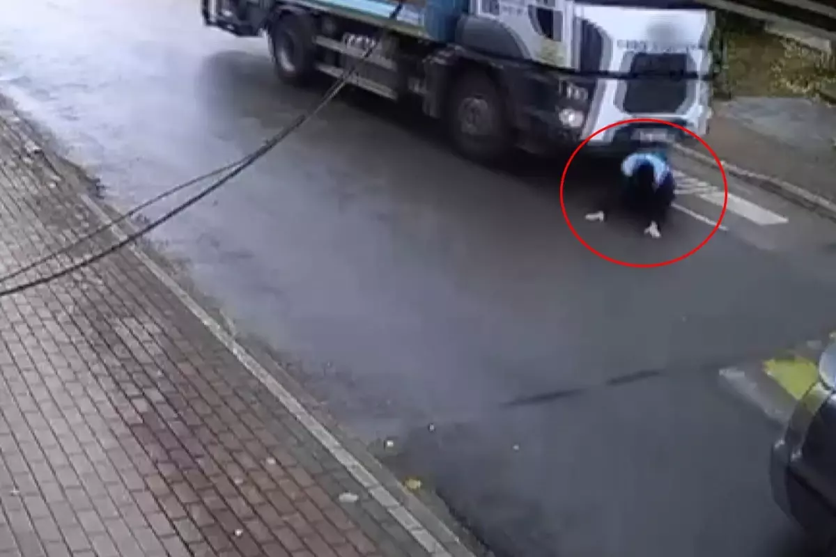 Kocaeli'de dehşet görüntü: Selam vermek istemişti, belediye aracının altında kaldı!