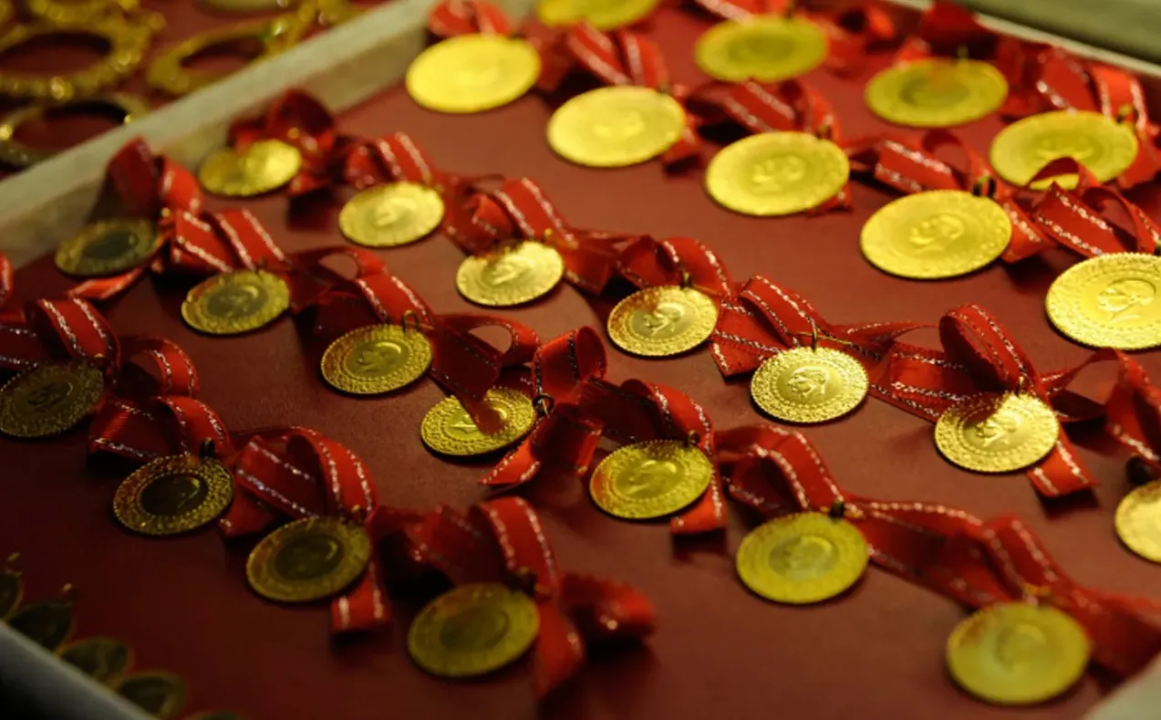 Altın bir çakılıp, bir çıkıyor: Çeyreğin fiyatı bakın ne kadar oldu? Gram altın, cumhuriyet altını, ons altın kaç TL?