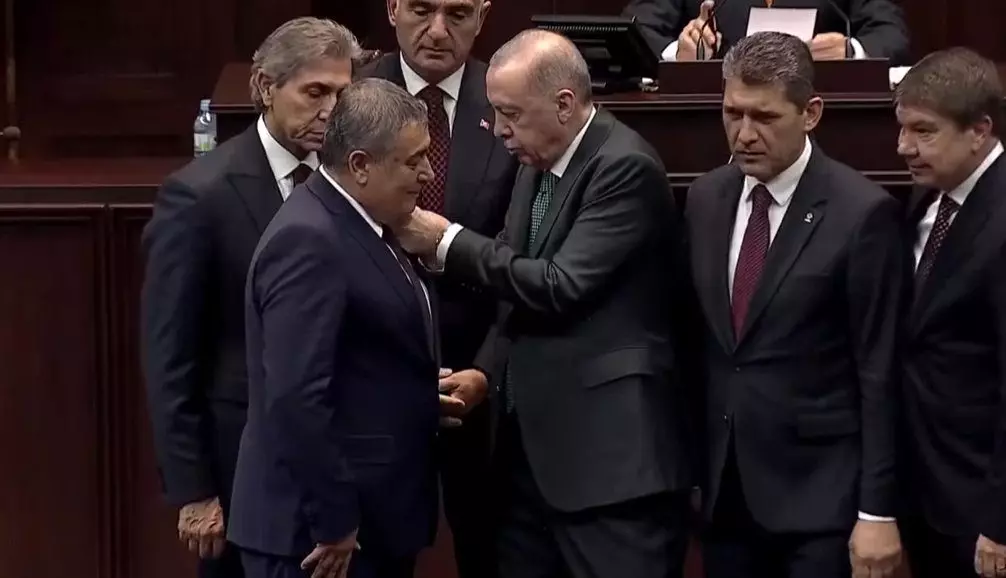 Rozetlerini Cumhurbaşkanı Erdoğan taktı: CHP'li ve Yeniden Refah Partili belediye AK Parti'ye geçti!