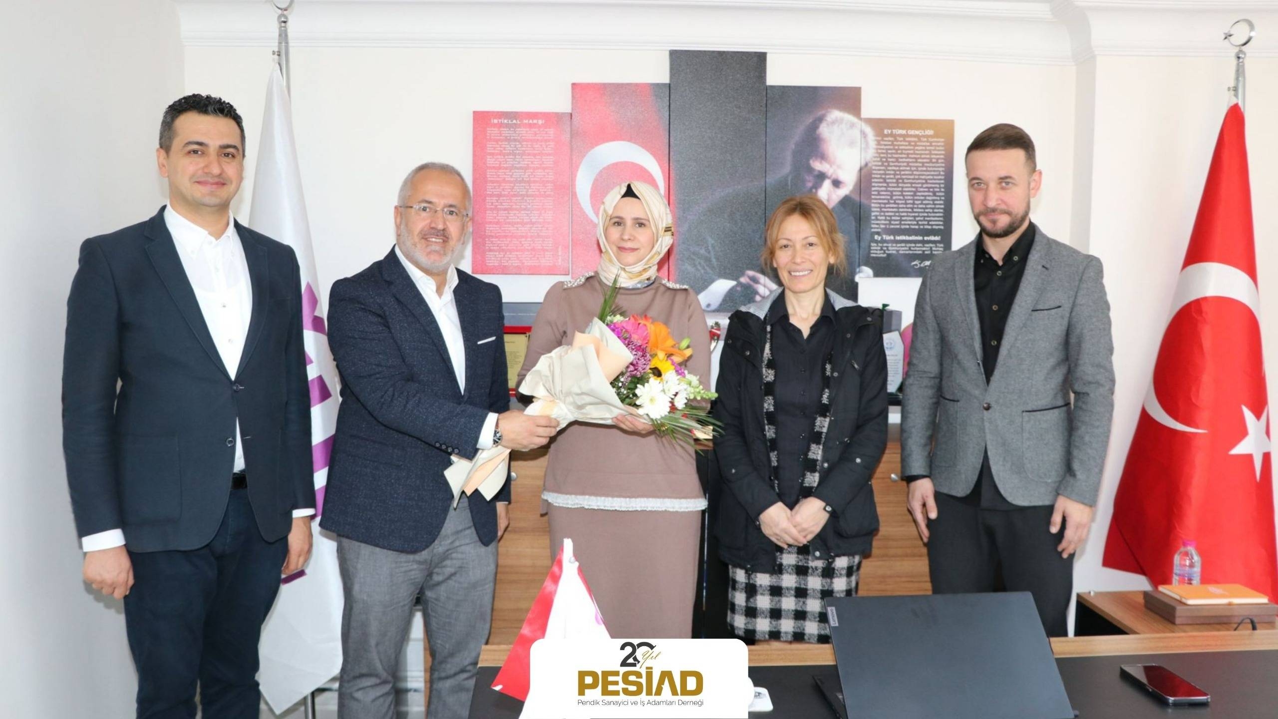 PESİAD, Pendik Merkez ilkokulunu ziyaret ederek Öğretmenler gününü kutladı