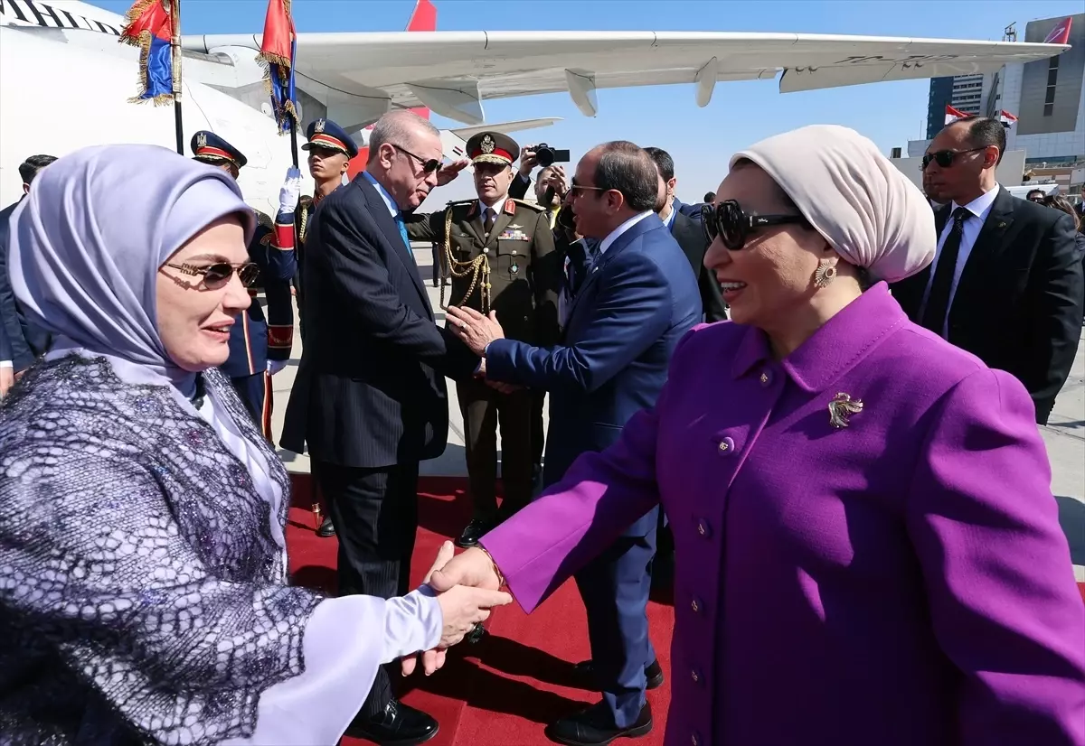 Cumhurbaşkanı Erdoğan Mısır'a gitti: Sisi ve heyeti tarafından karşılandı