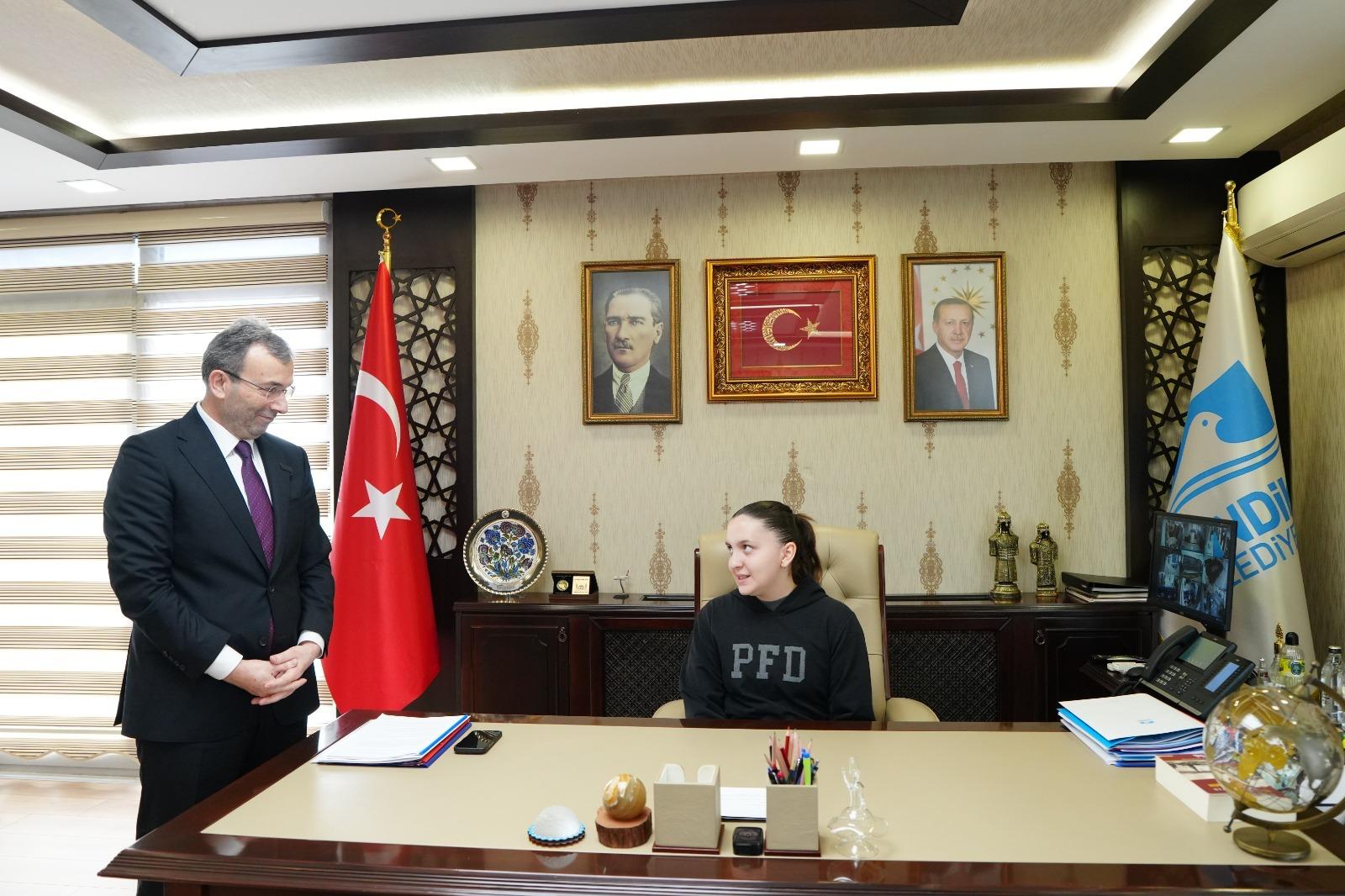 Başkan Ahmet Cin, koltuğu çocuklara devretti