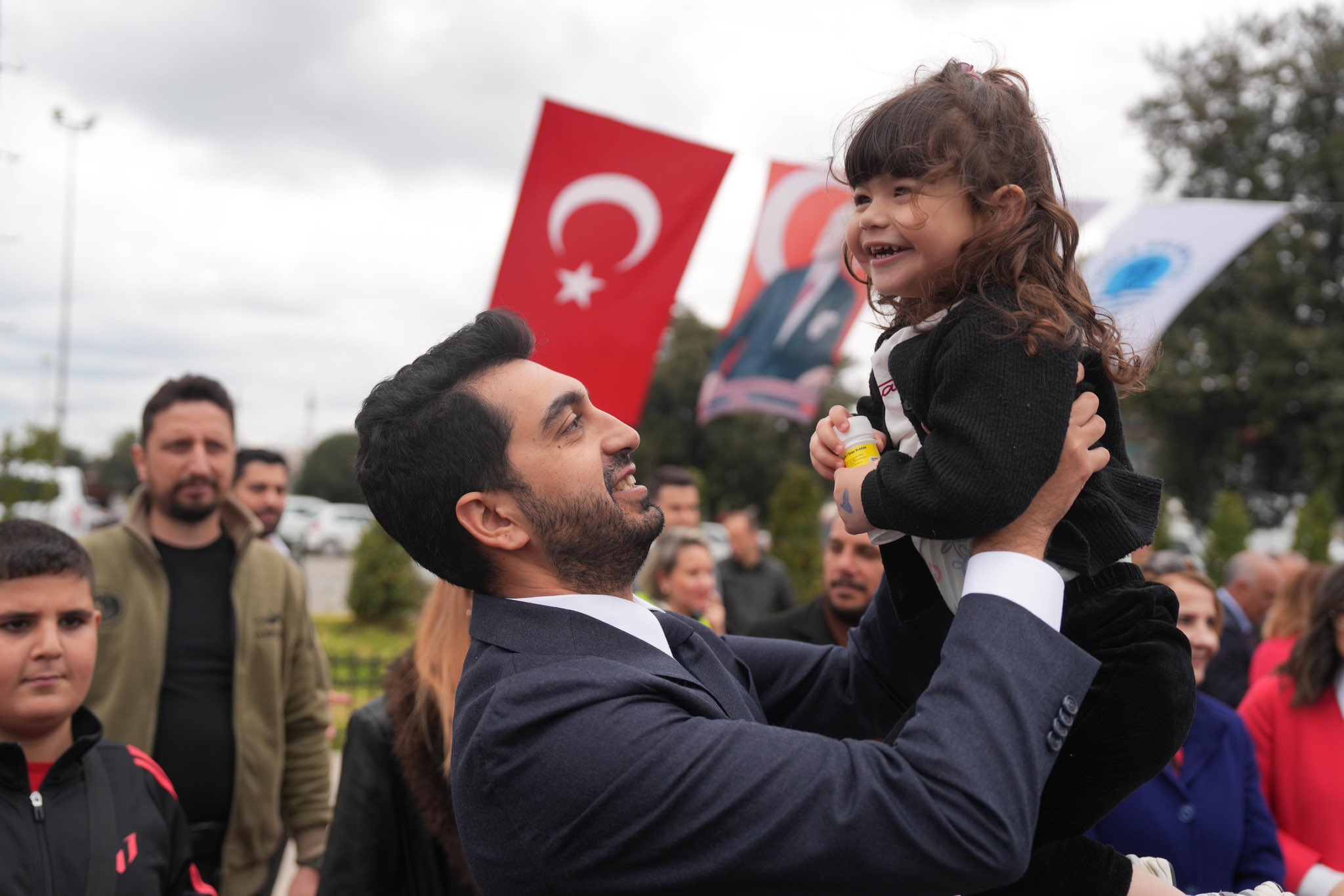 Tuzla’da 23 Nisan’da İshakpaşa Parkı açıldı bayram coşkusu kortejle taçlandı