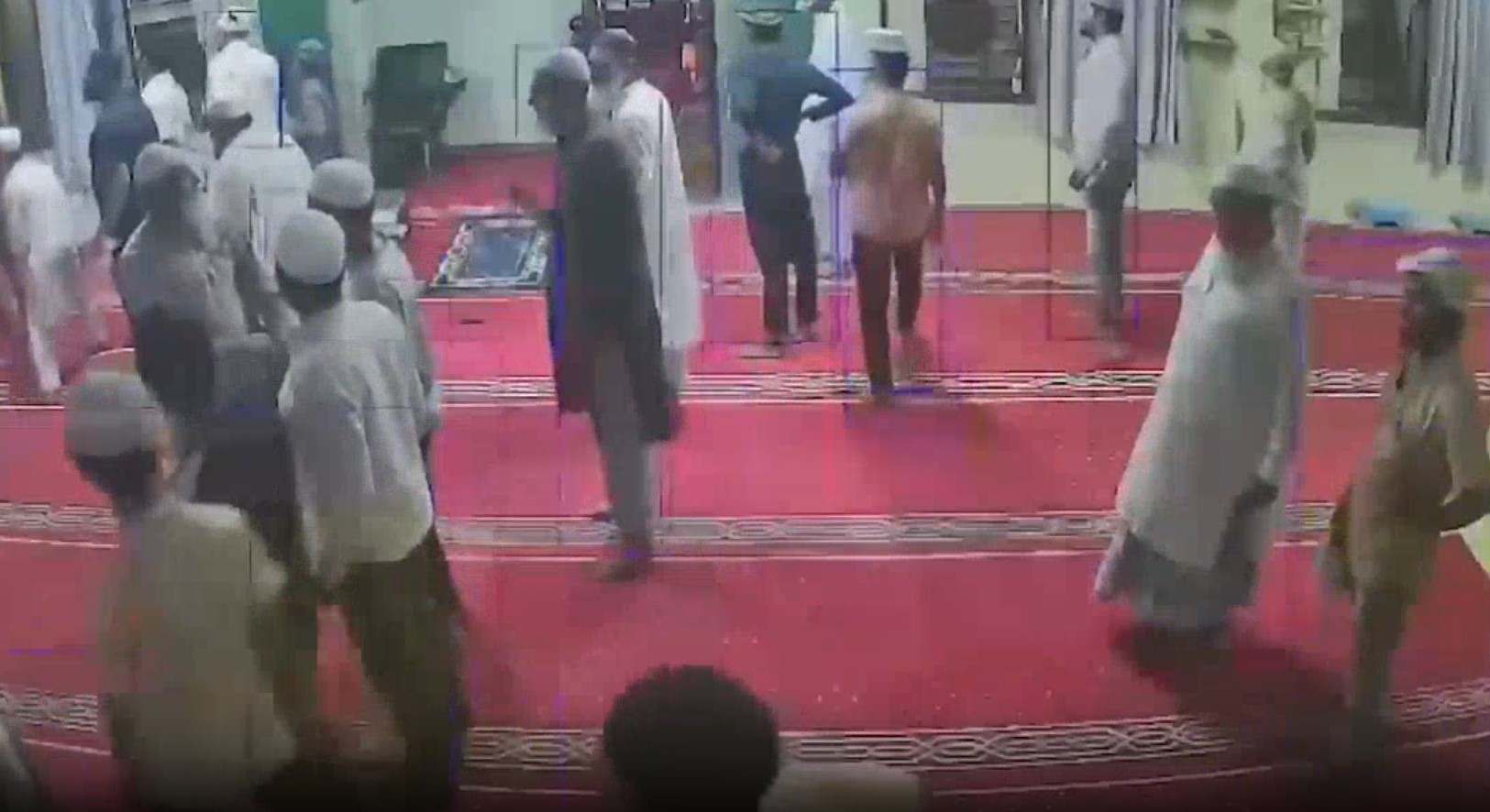 Camide namaz kılan cemaatin ödü koptu: Yılanı gören havaya sıçradı!