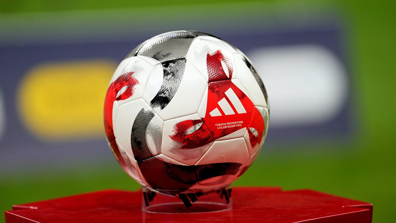 Süper Lig'in sezon finalinde heyecan dorukta! 4 takımdan hangisi lige veda edecek? İşte takımların puan durumu...