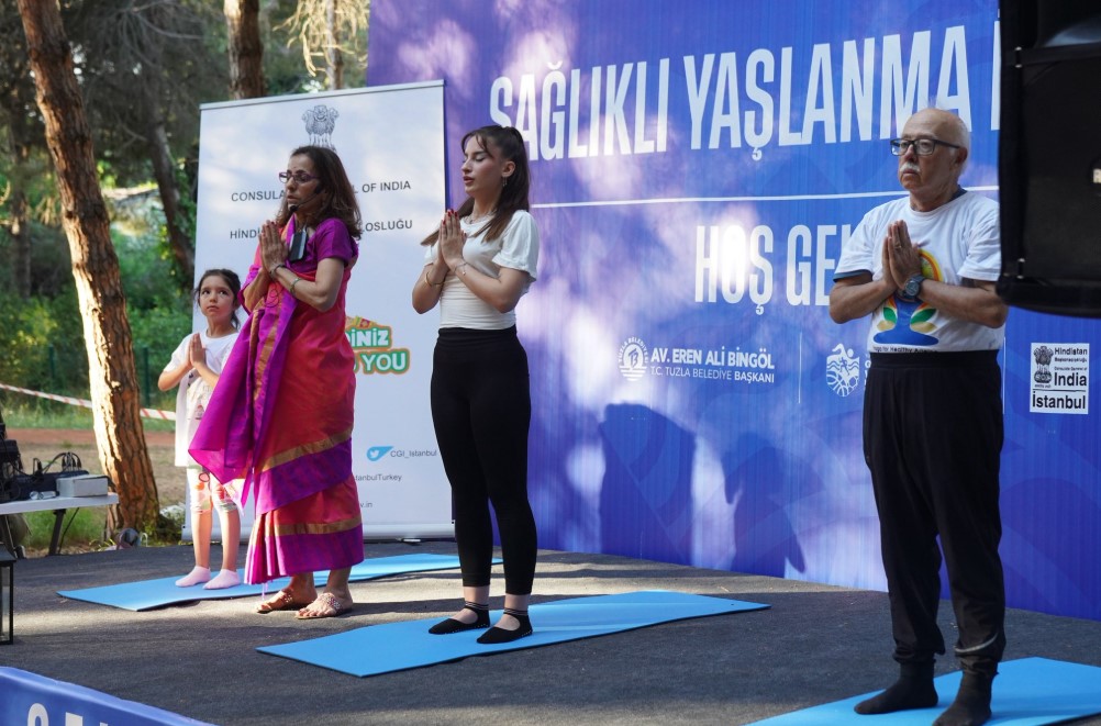 Tuzla’da Dünya Yoga Günü’ne yoğun ilgi: Her yaştan onlarca kişi mat üzerinde buluştu