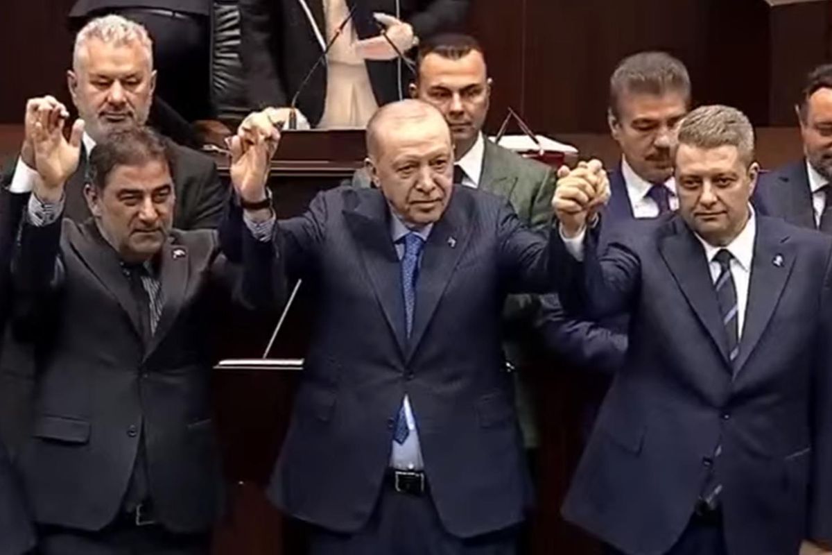 Rozetini Cumhurbaşkanı Erdoğan taktı: İYİ Parti'den istifa eden İstanbul Milletvekili Ersin Beyaz AK Parti'ye katıldı, Ersin Beyaz kimdir?