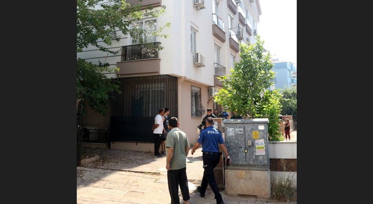 Antalya'da hareketli dakikalar: Sinir krizi geçiren kadın kendini eve kilitleyip ateşe verdi!
