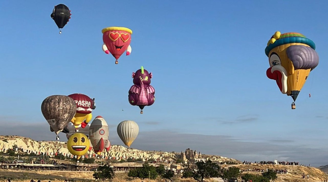 Kapadokya semalarında görsel şölen: Figürlü balonlar, gökyüzünü renklendirdi