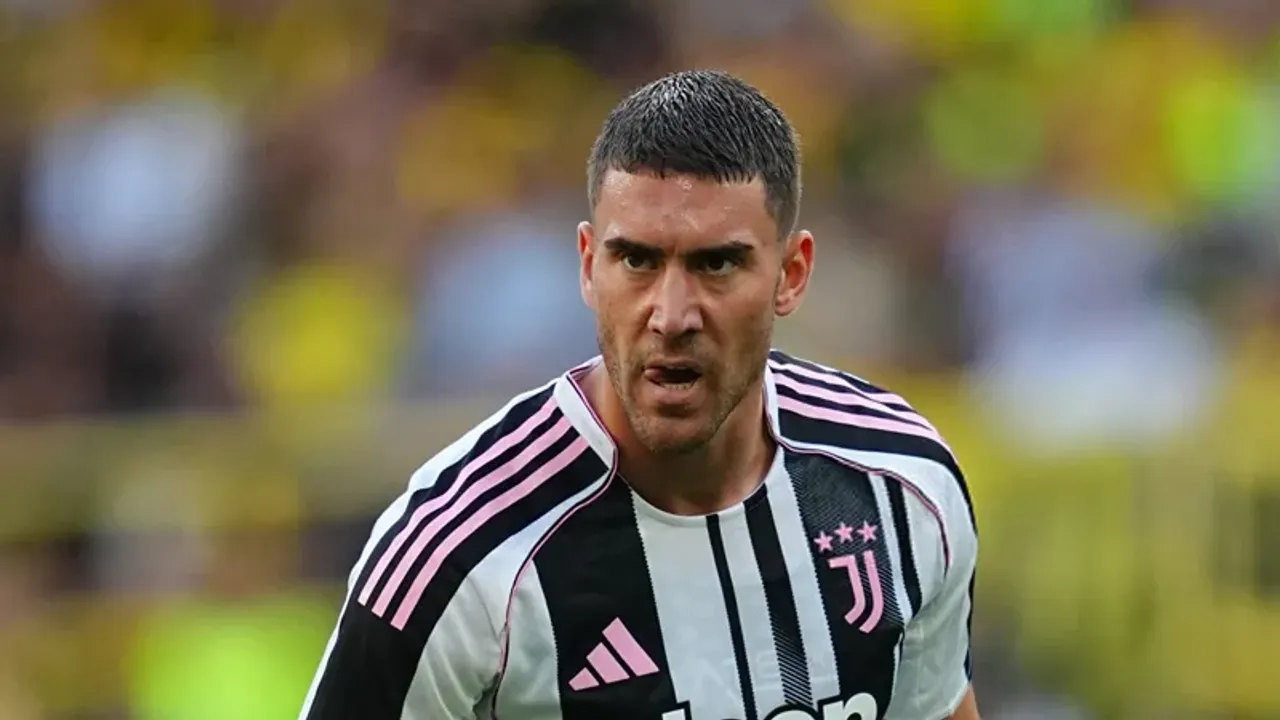 Ünlü futbolcu İstanbul'a geliyor: Beşiktaş Dusan Vlahovic ile imzayı atıyor!