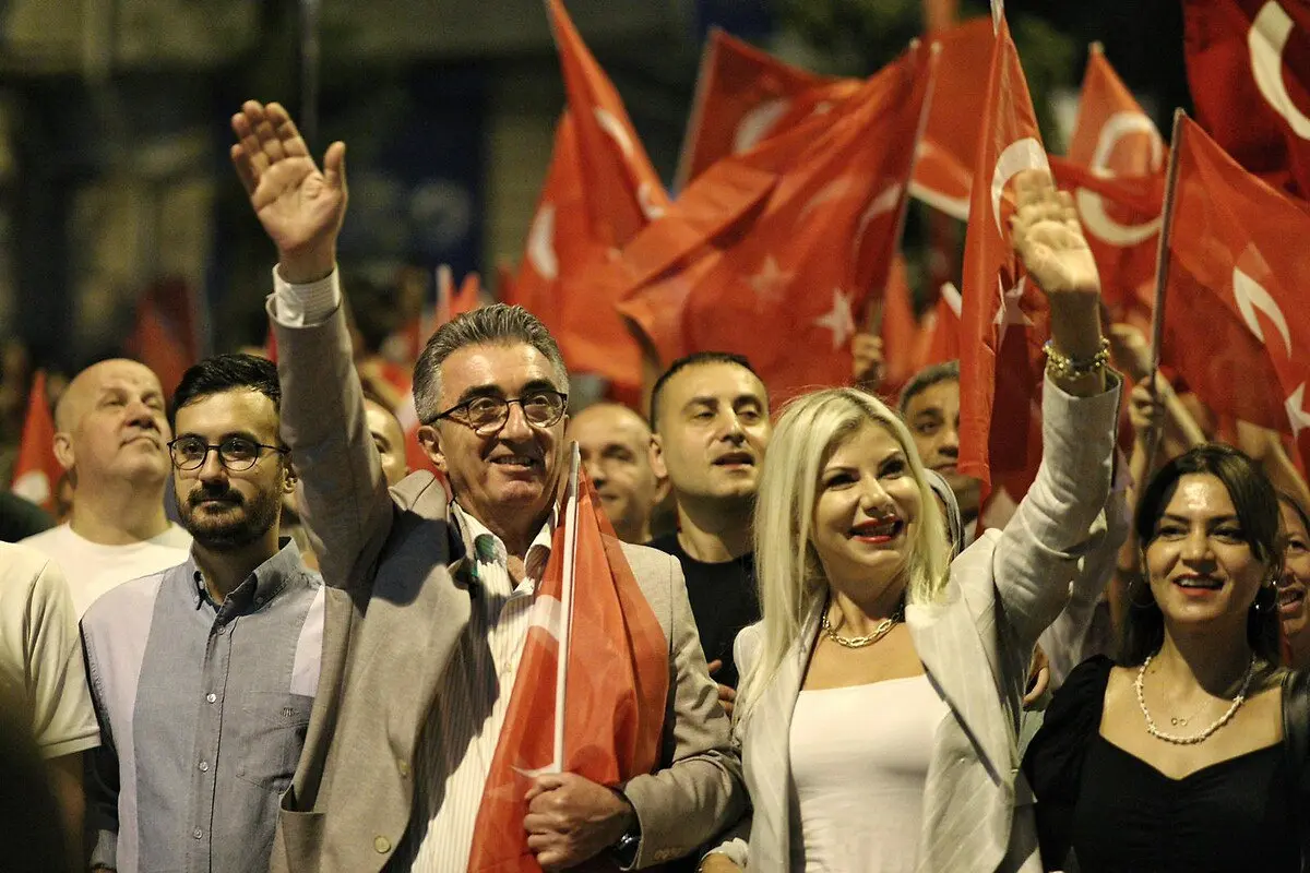 CHP'li isim itiraf etti: 36 yaş küçük sevgilisinin tam 30 yakınını işe almış!
