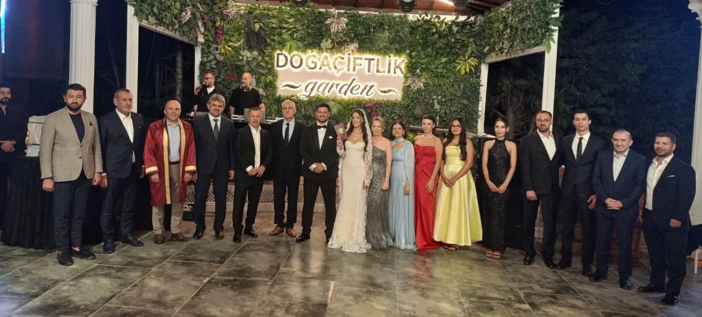 İş adamı Mustafa Şahinyılmaz'ın oğlu Ozan görkemli bir düğün merasimiyle dünya evine girdi...