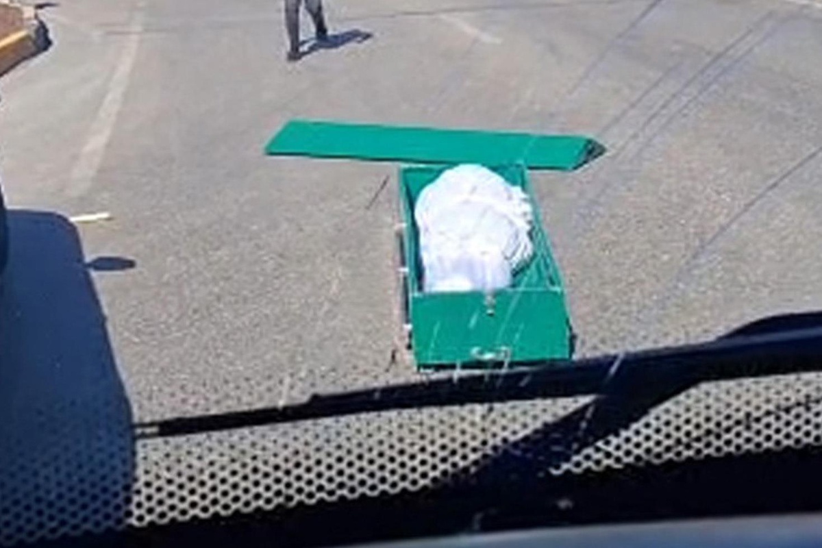 ''Bu da oldu.. '' dedirten olay: Seyir halindeki cenaze aracından tabut yola fırladı!