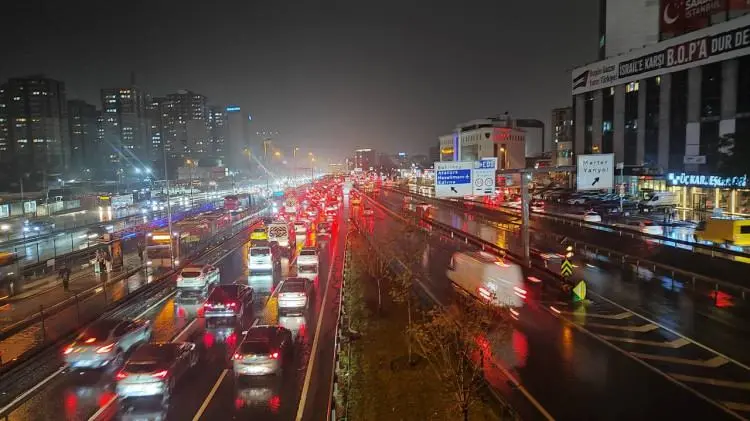 Aşırı yağış İstanbul'u felç etti: İstanbul'da trafik yüzde 90 kilitlendi!