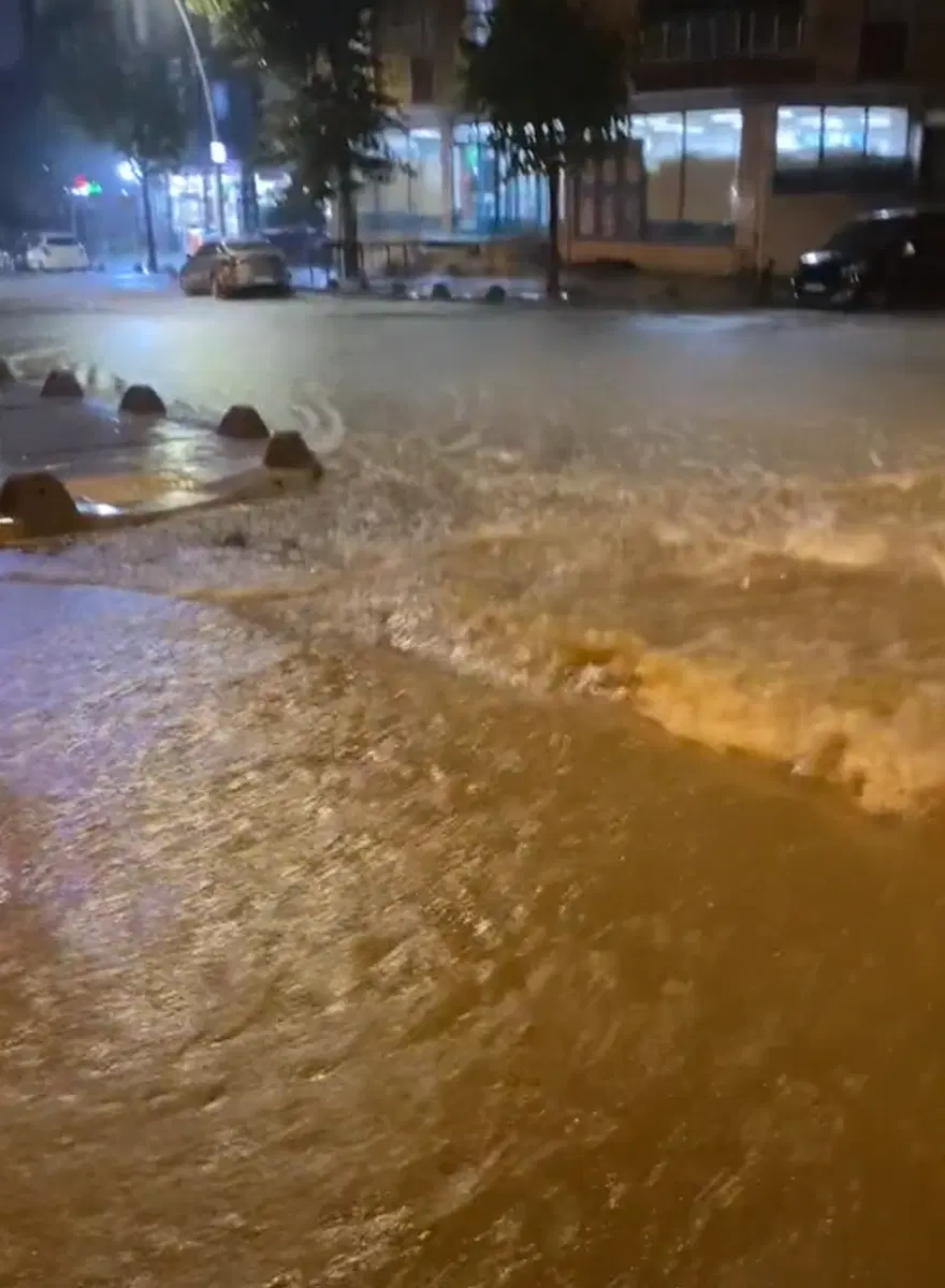 Sele teslim olan İstanbul'dan acı haber: Su birikintisindeki elektrik akımına kapıldı!