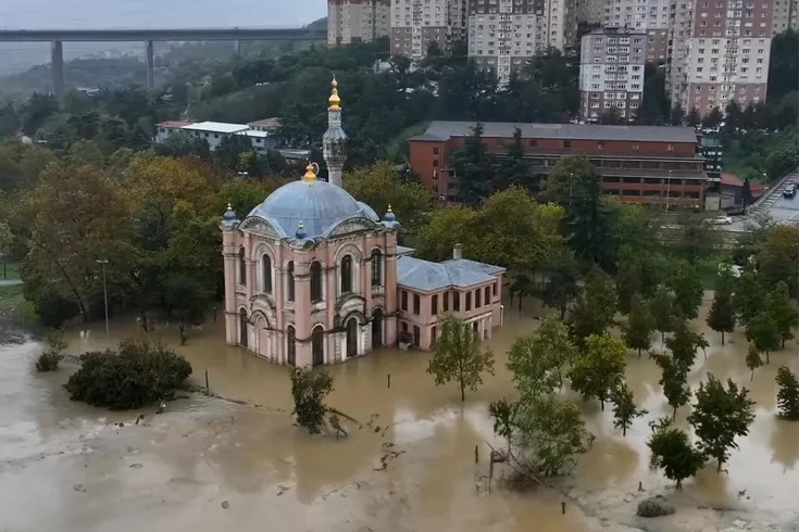 İstanbul'daki tarihi cami de selden nasibini aldı!