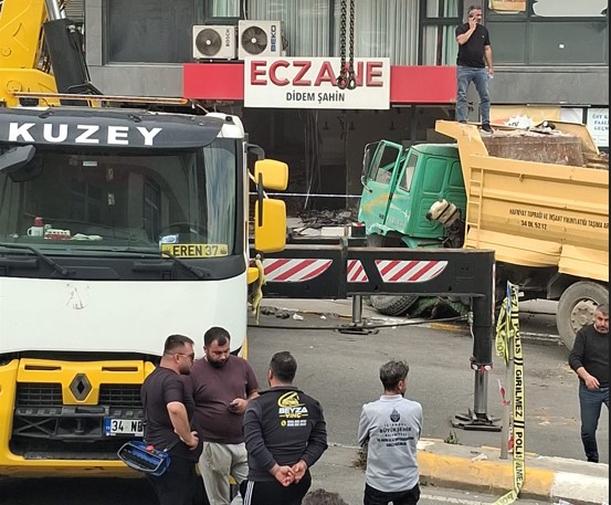 Freni Boşalan Hafriyat Kamyonu Eczaneye Daldı!