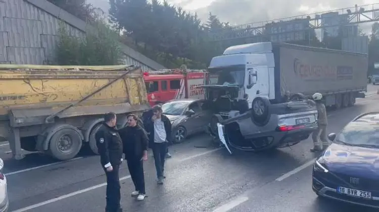 Bağcılar'da hareketli dakikalar: Meydana gelen zincirleme kazada yaralananlar var!