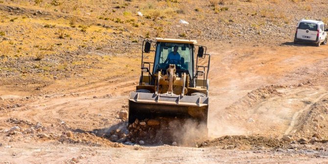 Büyükşehir Belediyesi yol açma çalışmalarına devam ediyor