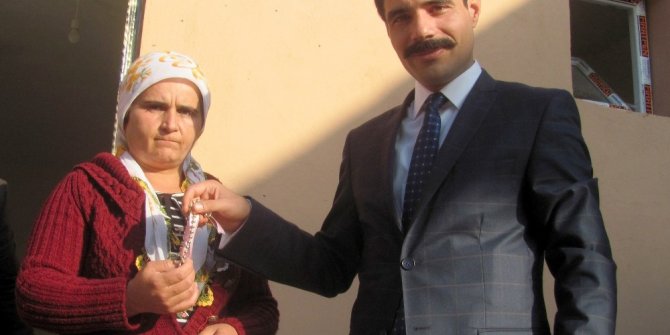 Evsiz kadına Kaymakam ev yaptırdı