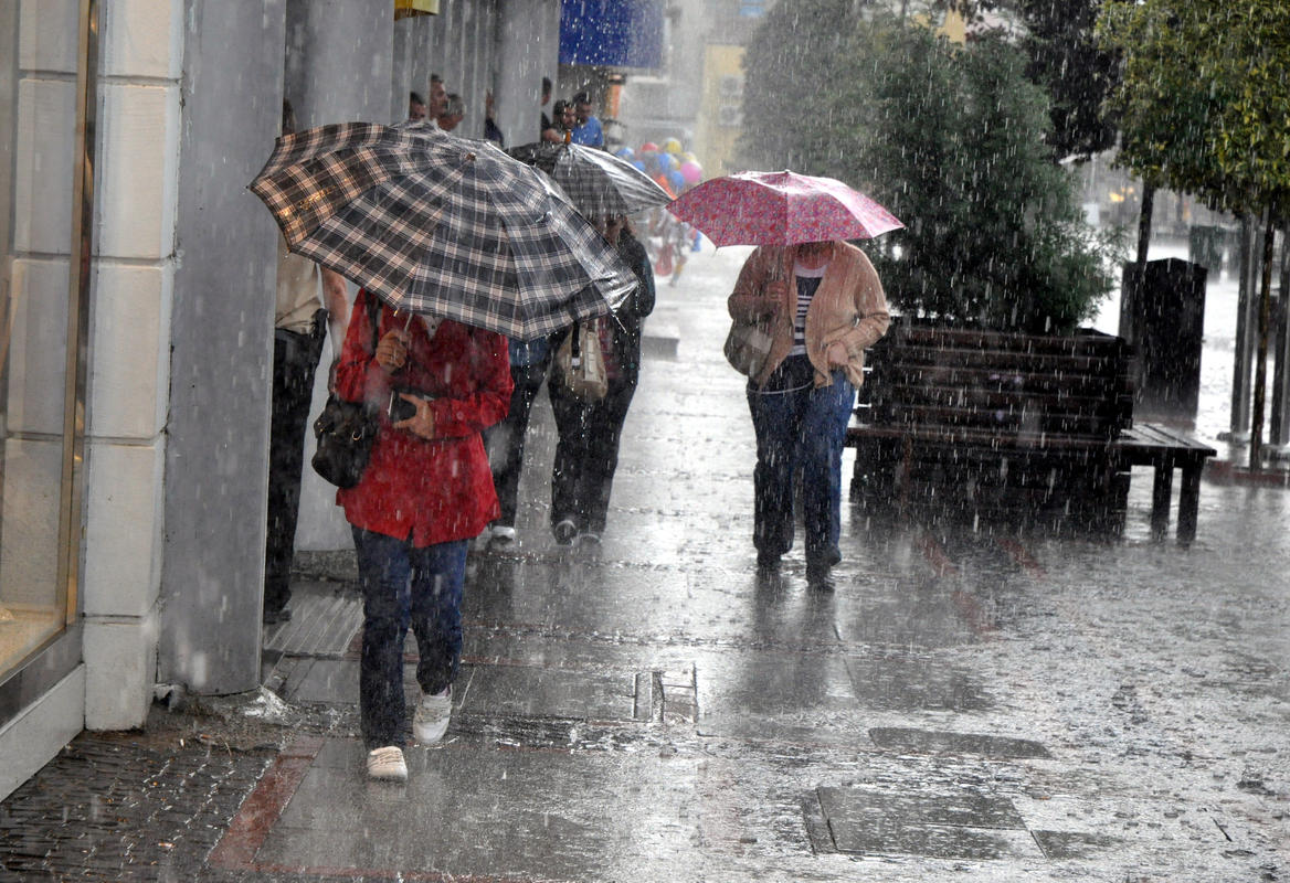 İstanbul gece saatlerinden itibaren yağışa teslim oluyor