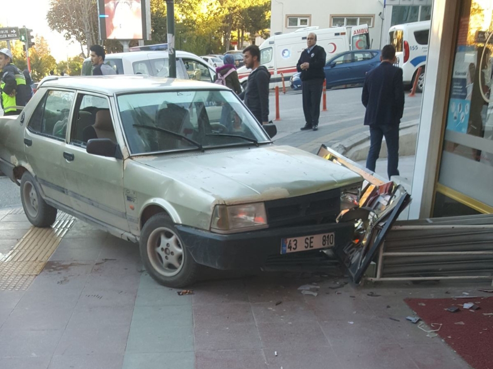 Otomobil yoldan çıktı, 2 kadın ve 1 çocuğa çarptı