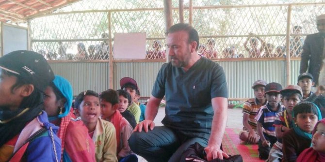 Belediye başkanı doktor kıyafetini giydi, kamplarda çocukları tedavi etti