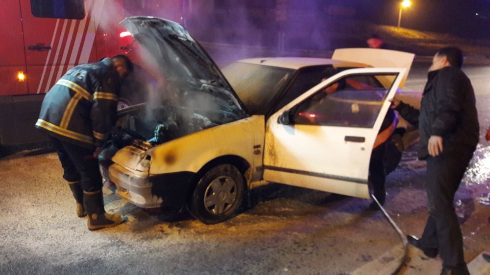 Şanlıurfa çevik kuvvet kavşağında Seyir halindeki otomobil alev aldı