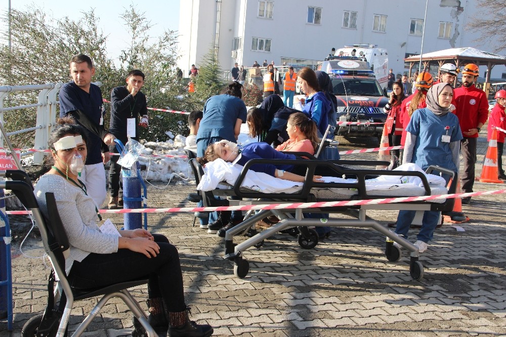 Düzce Üniversitesi Hastanesindeki Deprem Tatbikatı Gerçeğini Aratmadı