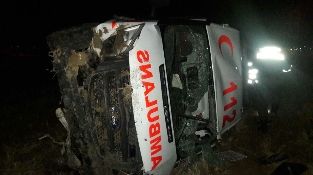 Kayseri'de Ambulans şarampole devrildi: 3 sağlık personeli yaralandı