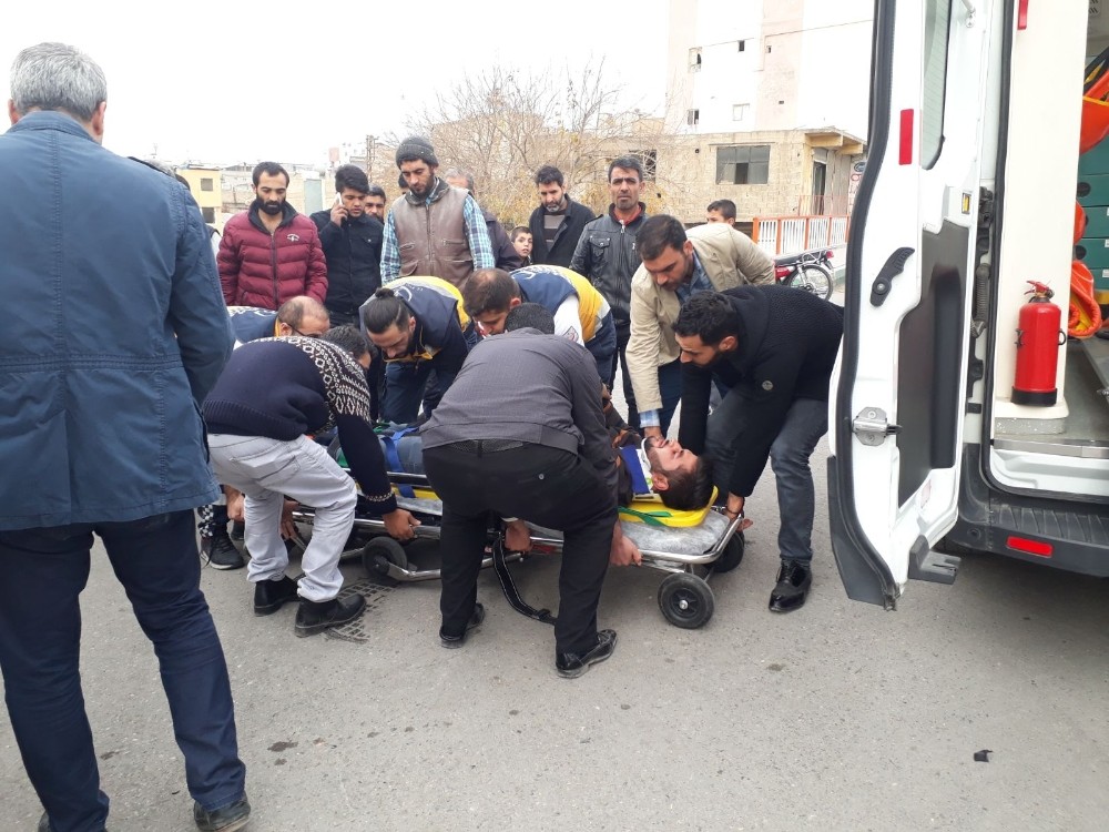 Şanlıurfa'da Otomobil motosiklete çarptı: 1 yaralı