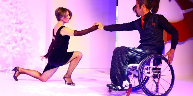 Tekerlekli sandalyeyle yaptıkları dansla etkilediler