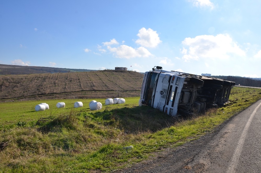 Tekirdağ Malkara Virajı alamayan tır devrildi