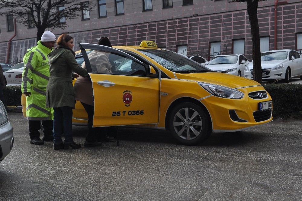 Eskişehir'de Trafik polisinden alkışlanacak hareket