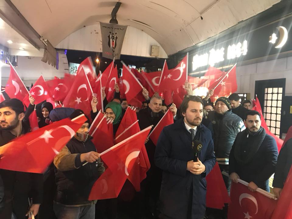 Ak Parti gençlik kolları Afrin harekatı için Türk bayrağı dağıttı