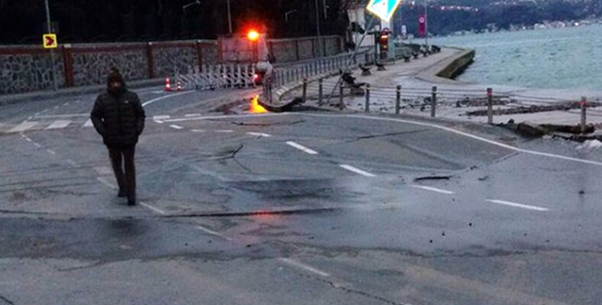 Sarıyer'de Sahil Yolu Çöktü, Yol Trafiğe Kapatıldı