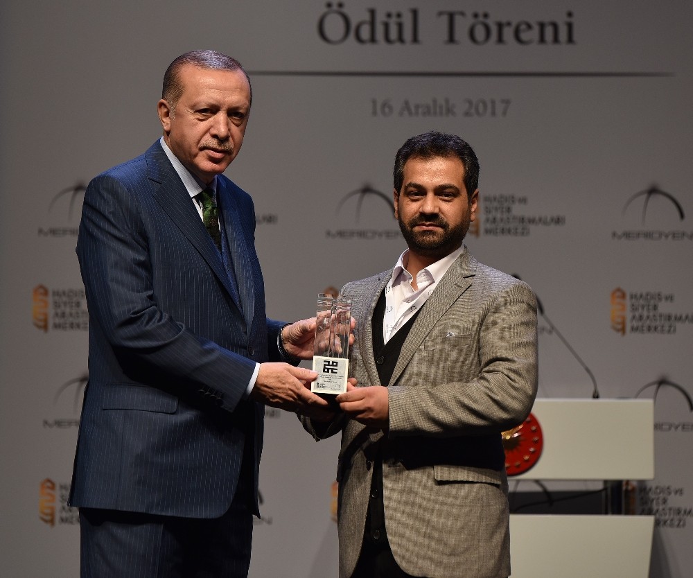 Doç. Dr. Abdulvahap Özsoy, birincilik ödülünün mutluluğunu Rektör Çomaklı ile paylaştı