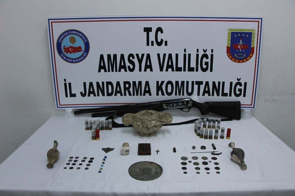 Amasya'da Tarla sürerken bulduğu hazineyi satmaya çalışırken yakalandı