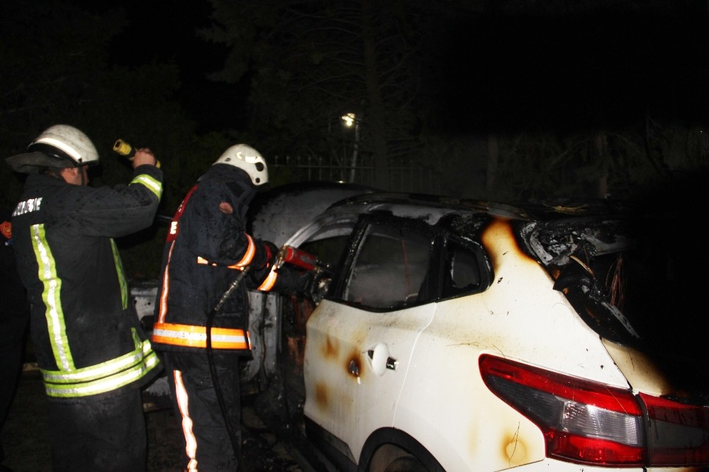 Park halindeki araç yandı, alevleri bir otomobile ve ağaçlara sıçradı