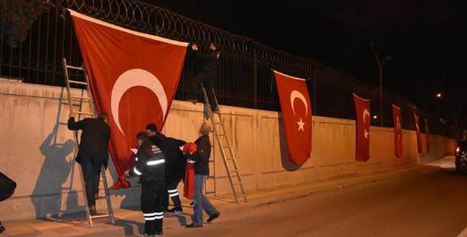 Nato Komutanı Türk Bayrağını İndirmek İstedi