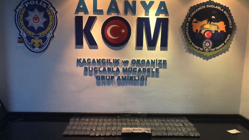 Alanya’da kaçak cep telefonu ele geçirildi