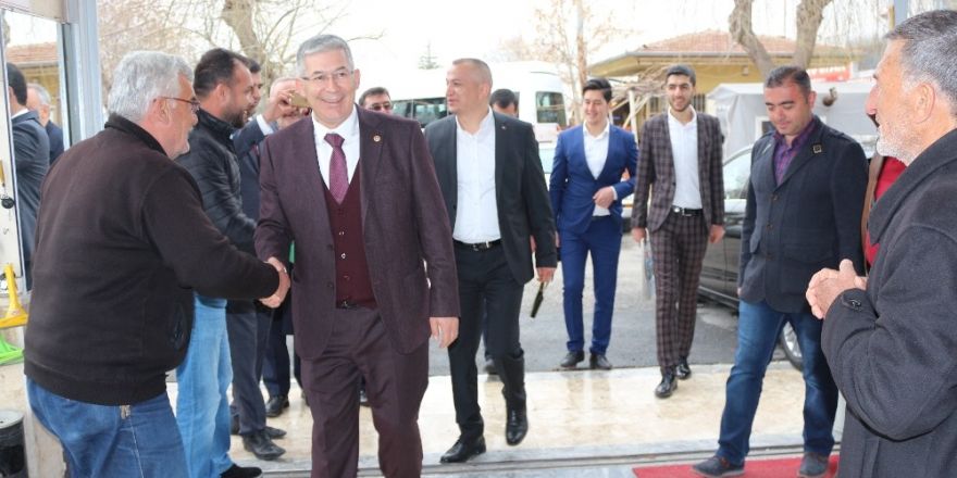 Ödemiş Belediyesi Öğrencilere kamyonla kar getirdi