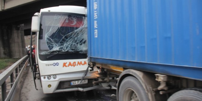 Kocaeli’de midibüs tıra çarptı: 7 yaralı