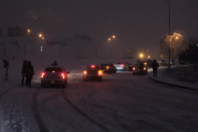 Erzurum’da kar ve tipi nedeniyle araçlar yolda kaldı