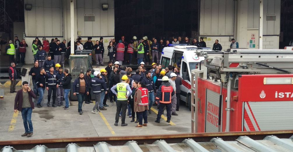 Tuzla'da Feci İş Kazası: 4 İşçinin Üzerine Raflar Devrildi