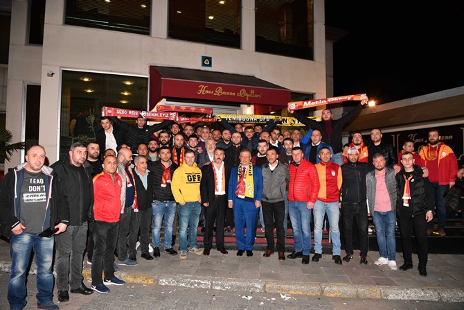 Galatasaray ve Fenerbahçe taraftar grupları bir araya geldi.