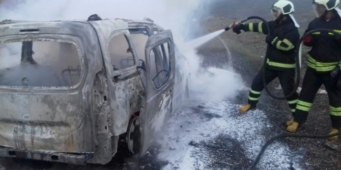 Bingöl’de seyir halindeki araç yandı